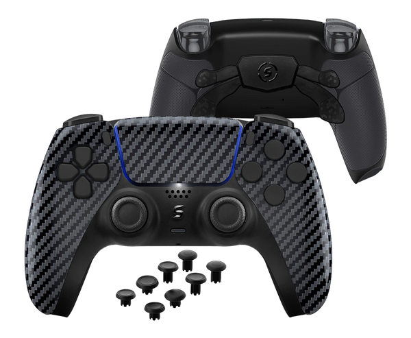 Ein edler PS5-Controller in Carbonoptik, kombiniert mit mattschwarzen Akzenten auf den Tasten und den ergonomischen Griffen für einen sportlichen High-Tech-Look.