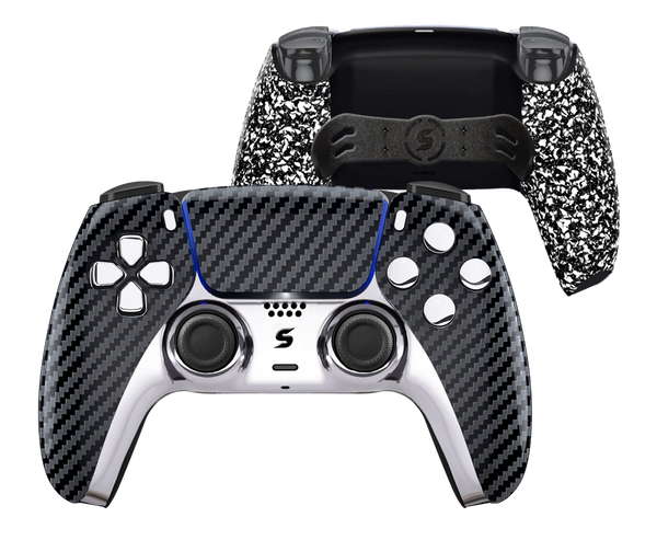 Ein Custom PS5 Controller mit einer Oberfläche in Carbonoptik und präzisen Details aus poliertem Chrom für einen High-Tech-Look.