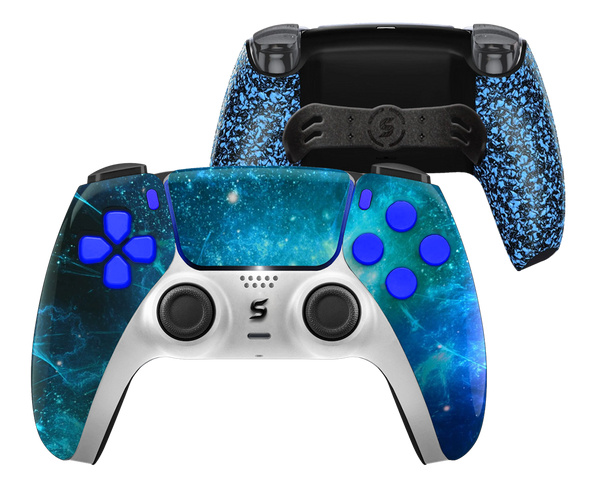 Ein individuell gestalteter PS5-Controller mit einem faszinierenden blauen Galaxy-Muster, das Sterne, Nebel und kosmische Wirbel in satten Blautönen darstellt.