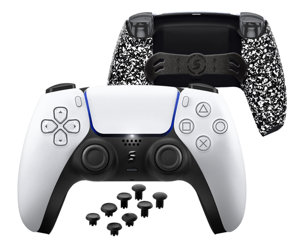 Ein custom PS5-Controller in klassischem Weiß mit einem rutschfesten, gummierten Griff für verbesserten Komfort und Kontrolle.