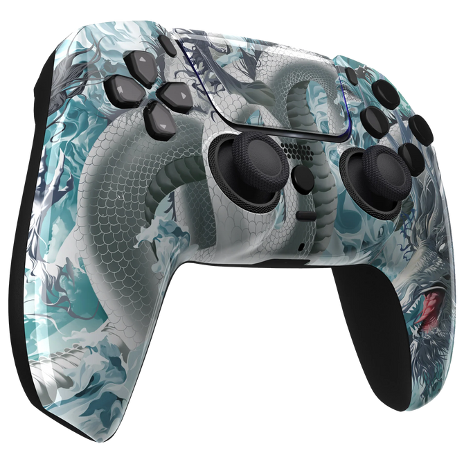 Detailreicher PS5 Controller mit eisblauem Drachenschuppen-Muster und frostigem Look.